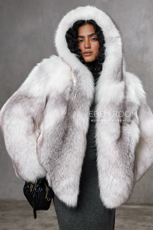 полушубок с капюшоном из лисы