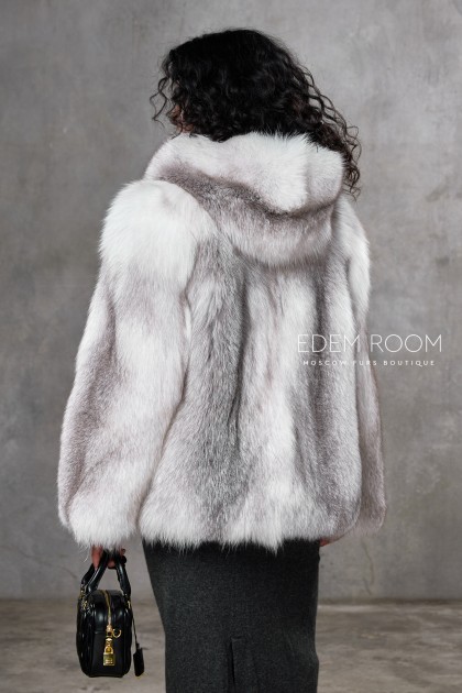 полушубок с капюшоном из лисы