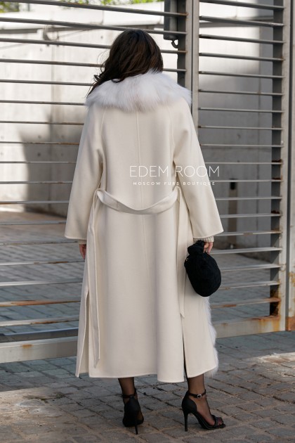 белое пальто с мехом лисы