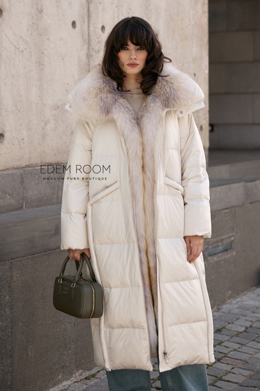 белое пуховое пальто с мехом