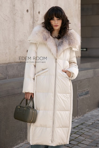 белое пуховое пальто с мехом