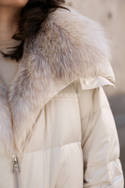 белое пуховое пальто с мехом