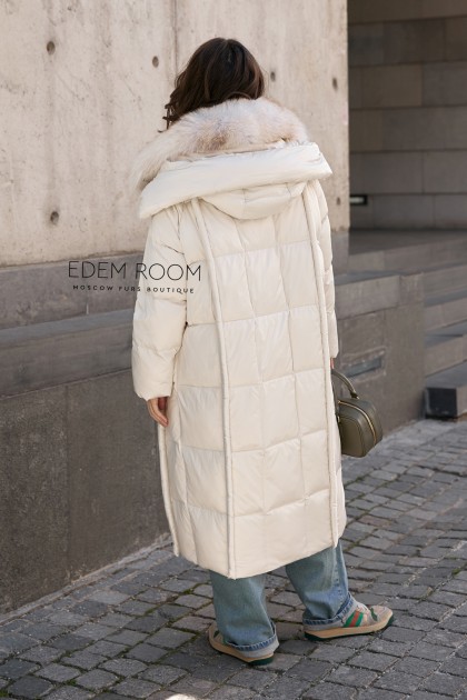 белое пуховое пальто с мехом