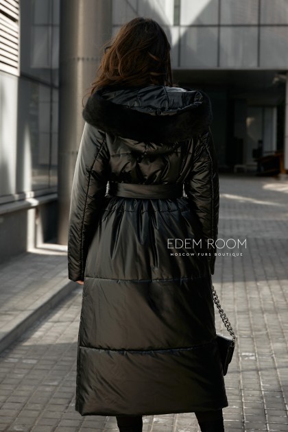 женское пальто с меховым капюшоном