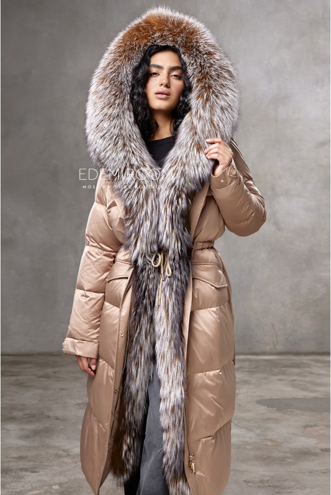 удлиненный женский пуховик с мехом