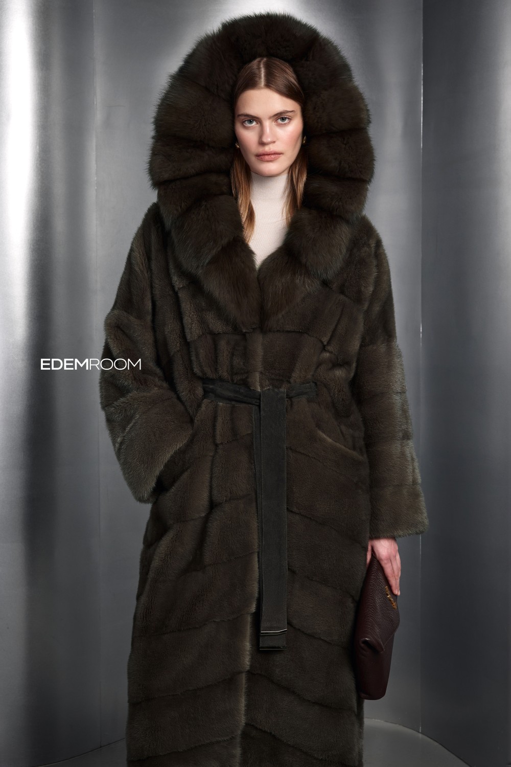 длинная норковая шуба с капюшоном из куницы
