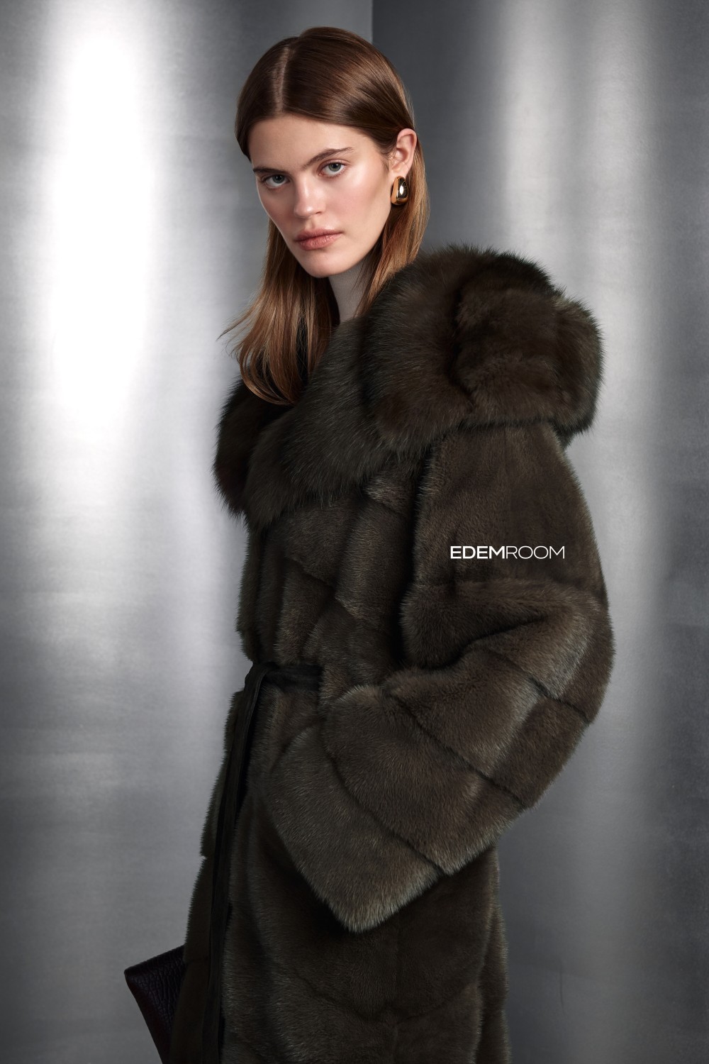 длинная норковая шуба с капюшоном из куницы
