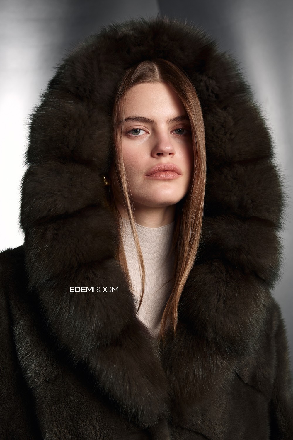 длинная норковая шуба с капюшоном из куницы
