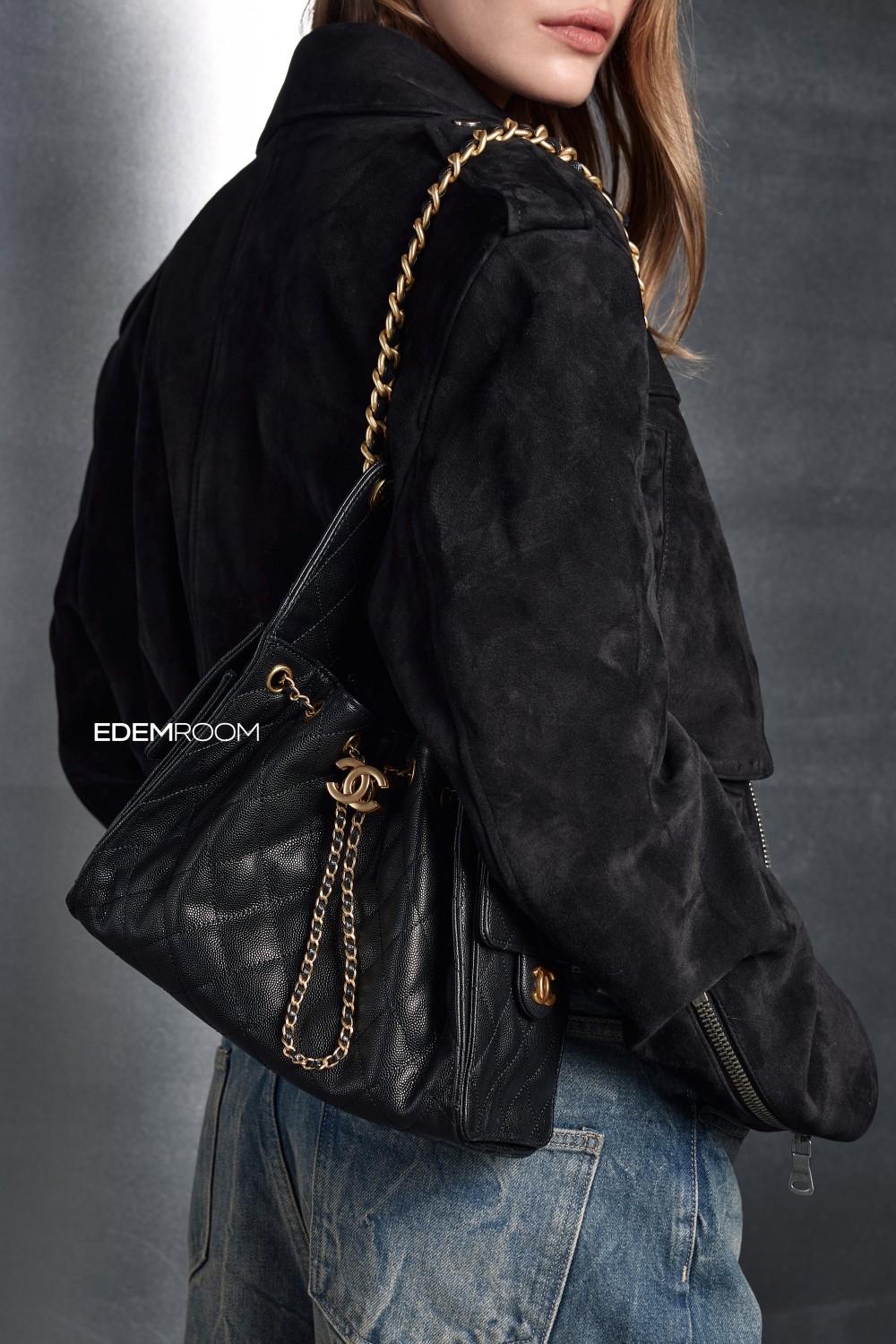 чёрная сумка Chanel из кожи икра