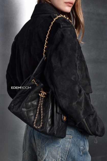 чёрная сумка Chanel из кожи икра