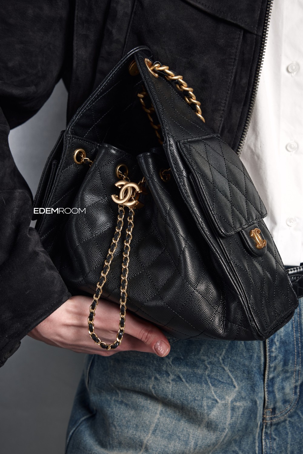 чёрная сумка Chanel из кожи икра