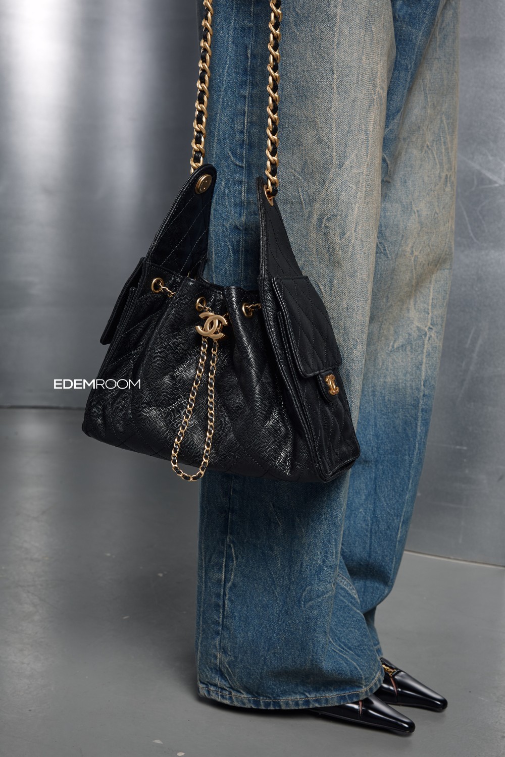 чёрная сумка Chanel из кожи икра