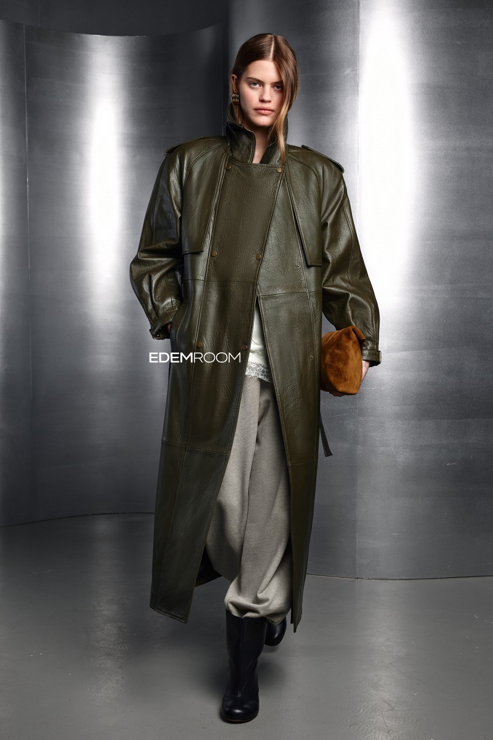 демисезонный кожаный плащ