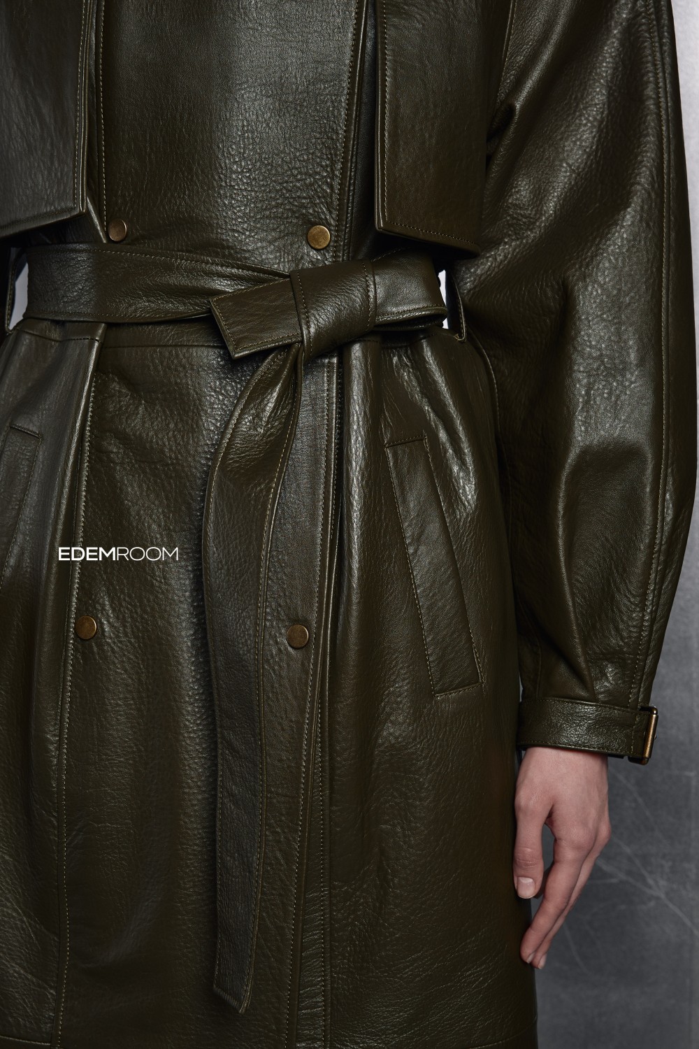 демисезонный кожаный плащ