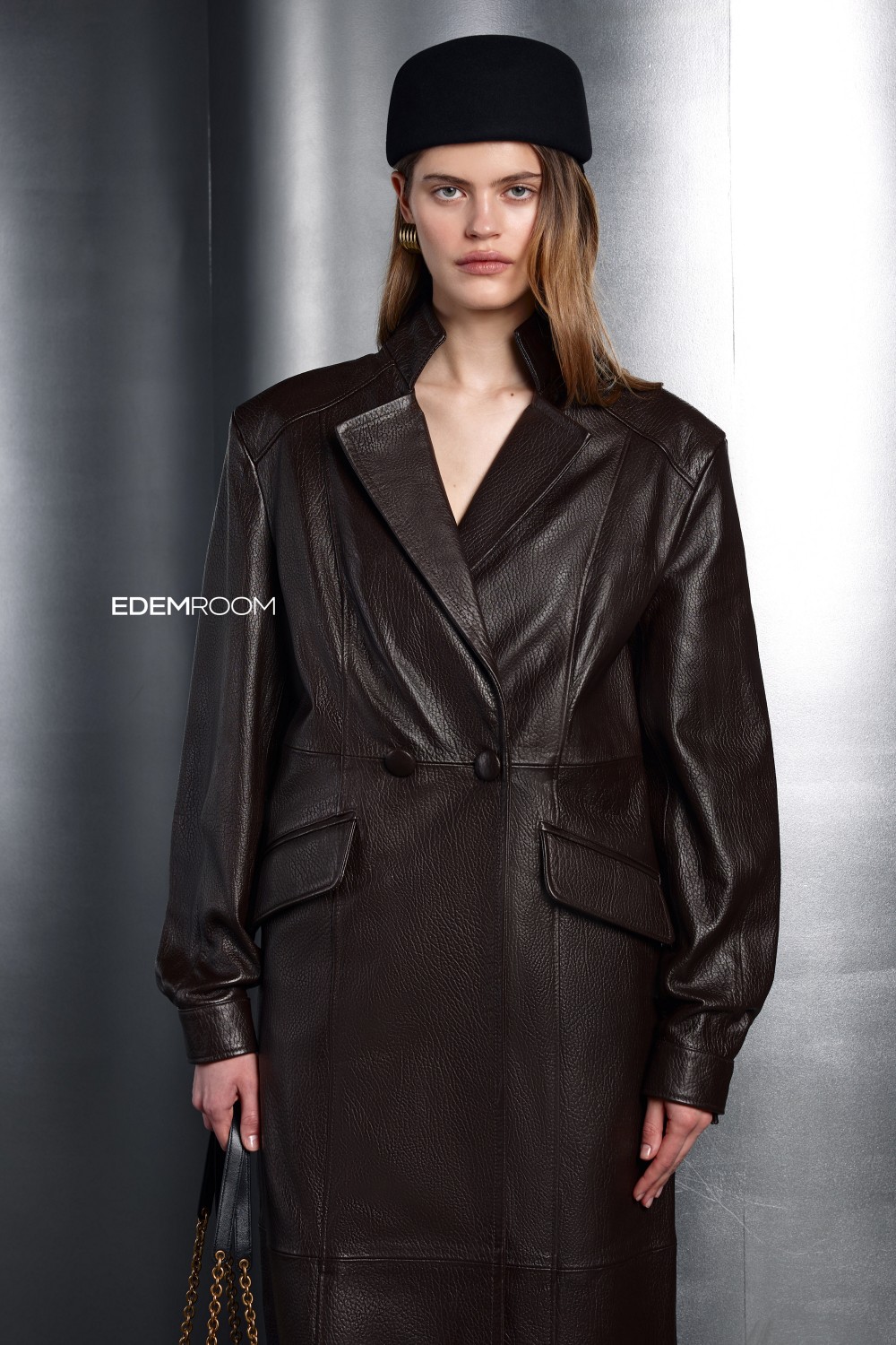 коричневый кожаный тренч