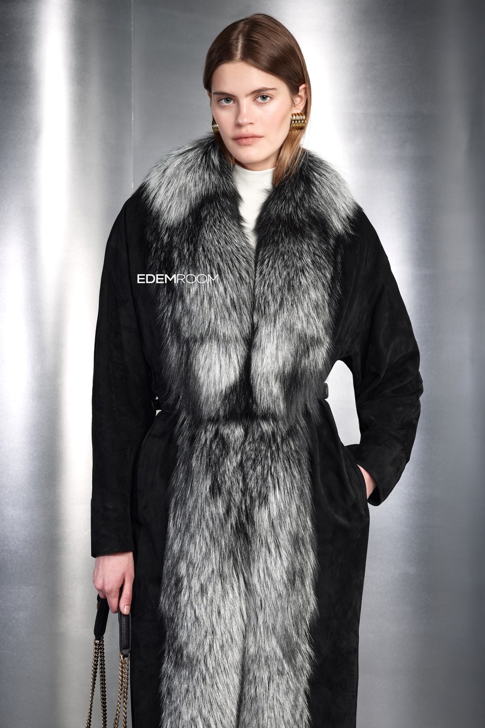 замшевое пальто с мехом чернобурки