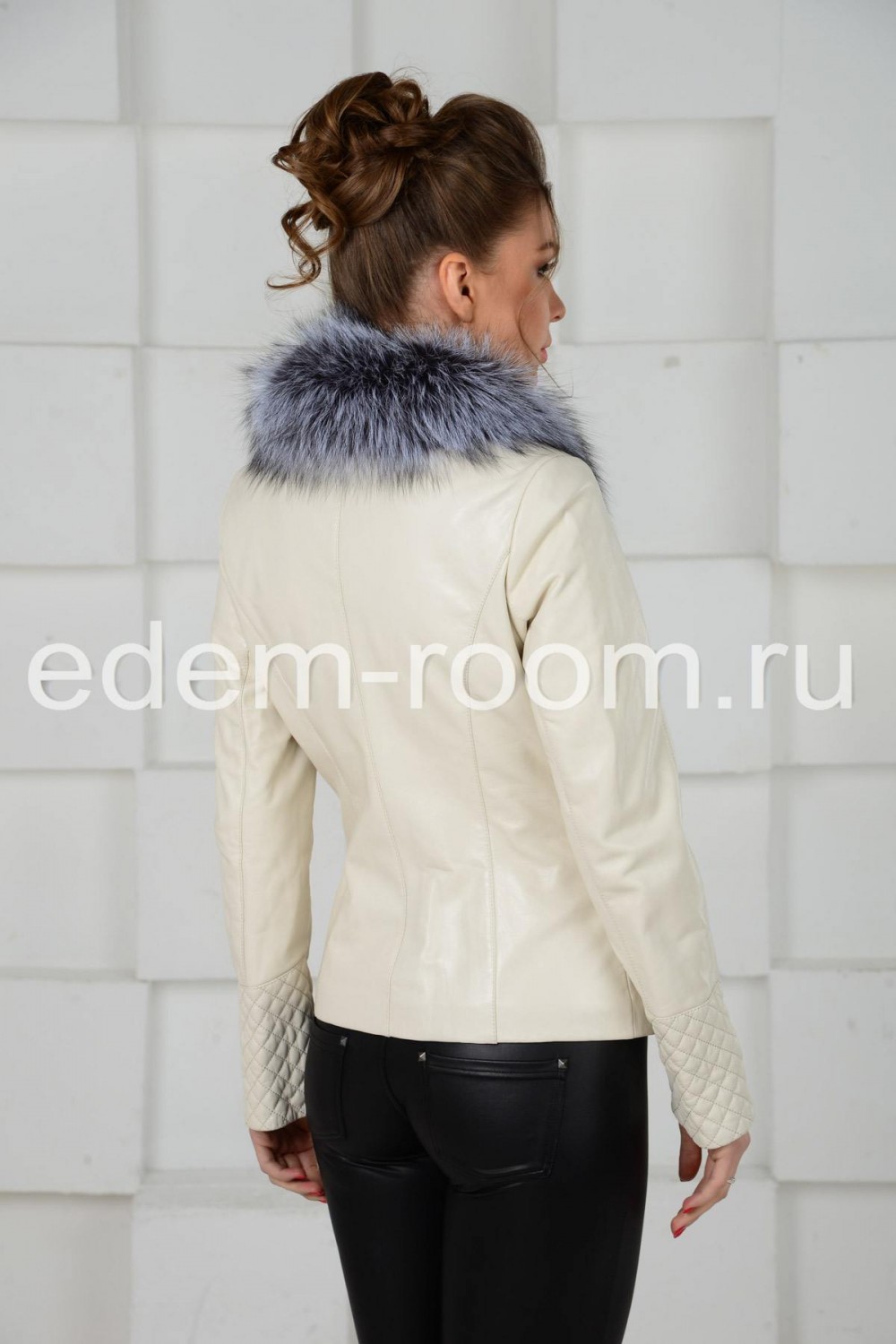 Весенняя белая куртка с мехом
