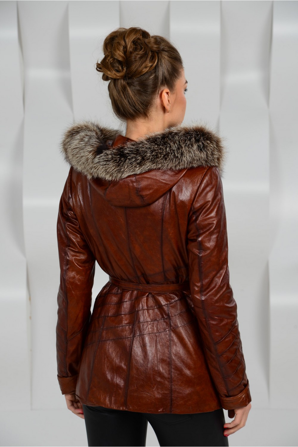 Удлинённая коричневая куртка с мехом