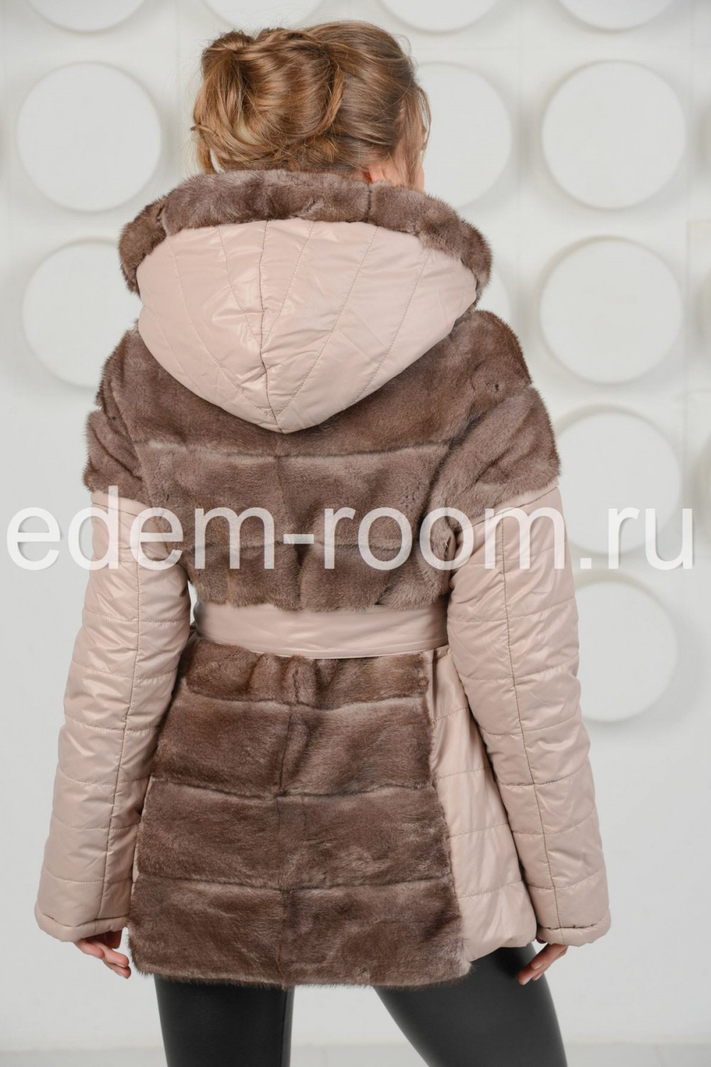 Зимняя куртка украшенная мехом норки