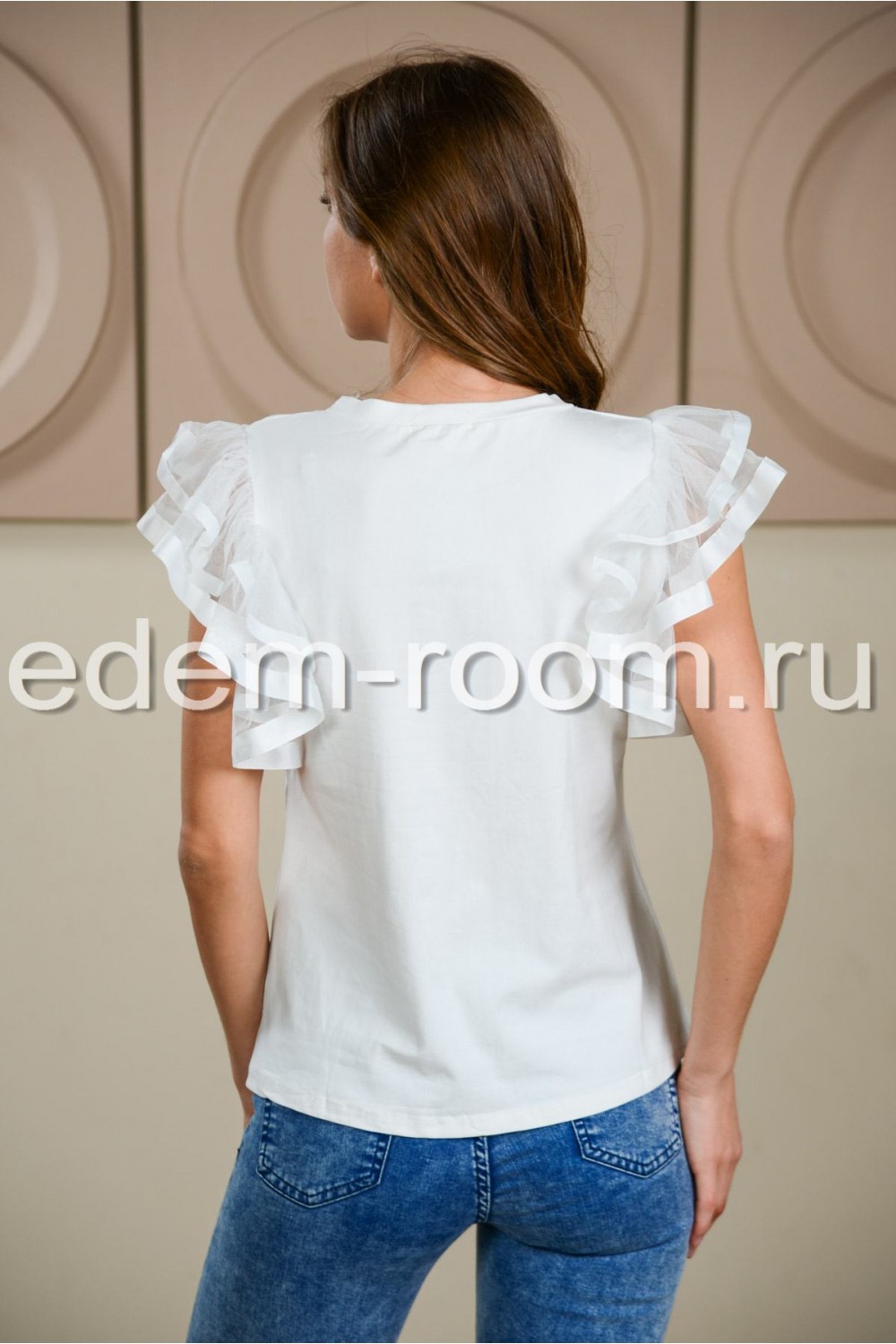 Белая футболка с гипюром