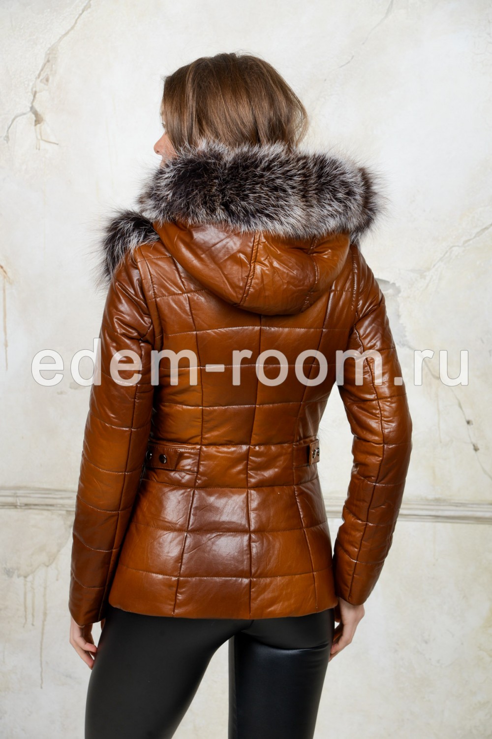 Куртка - жилетка из экокожи с мехом лисы