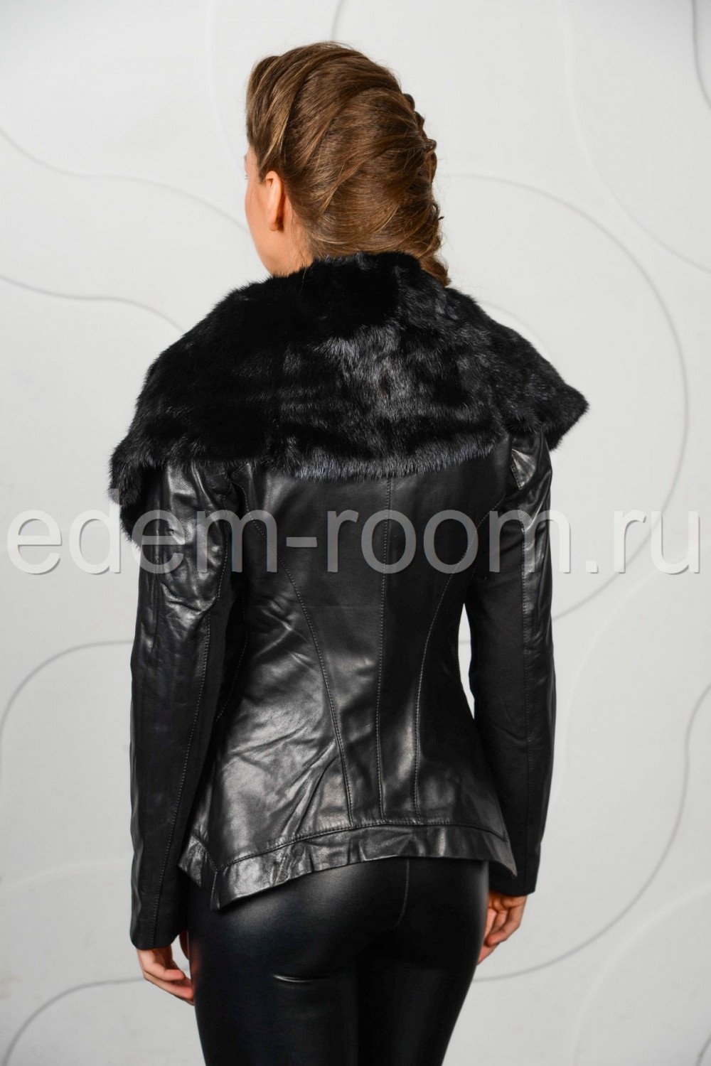 Демисезонная кожаная куртка с меховым воротником