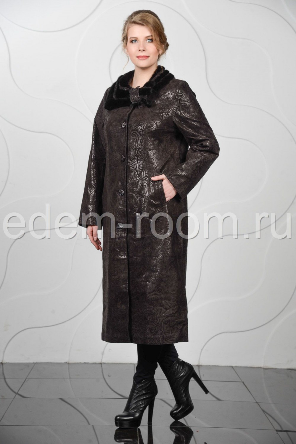 Удлинённое пальто из кожи большого размера