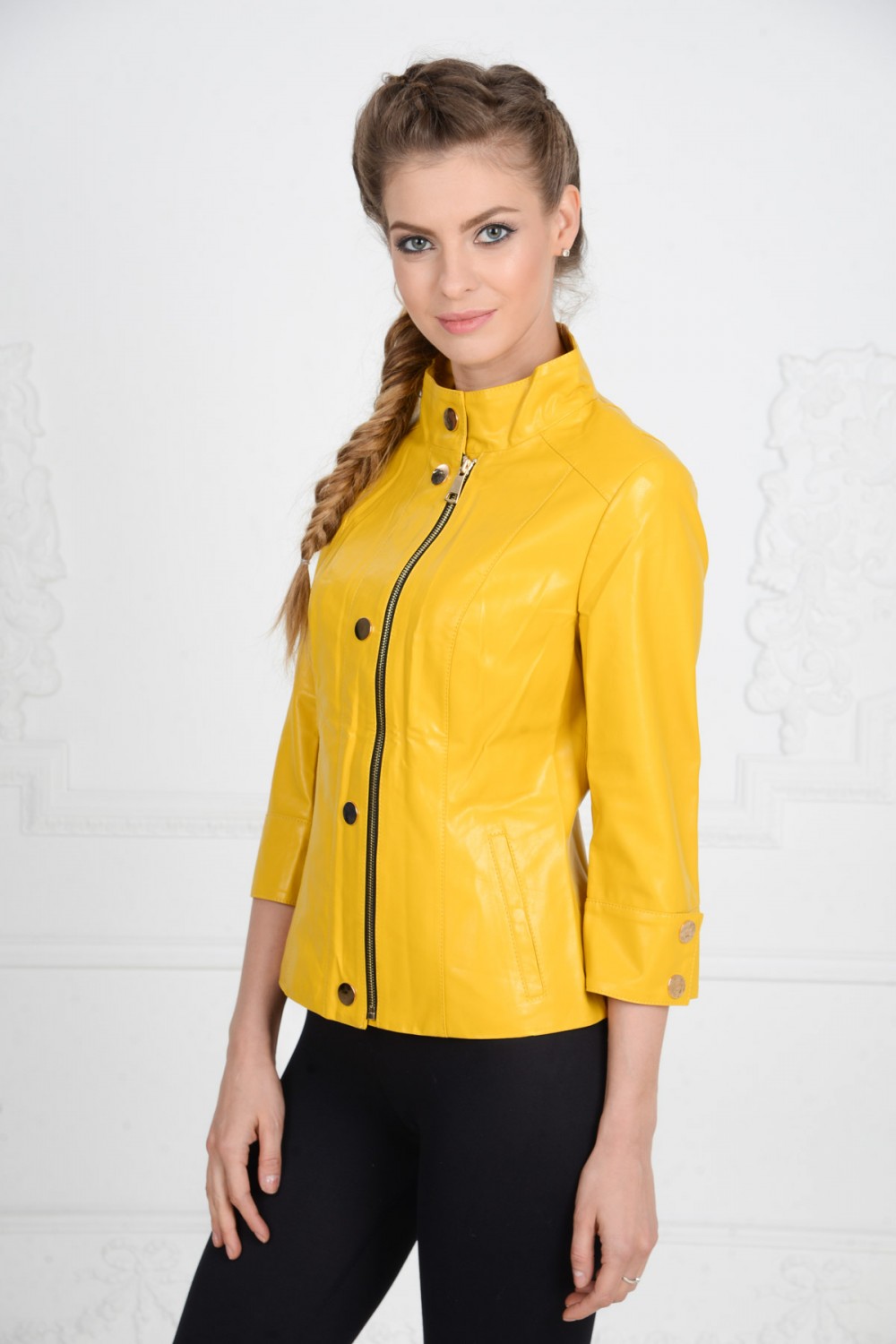 Жёлтая весенняя куртка