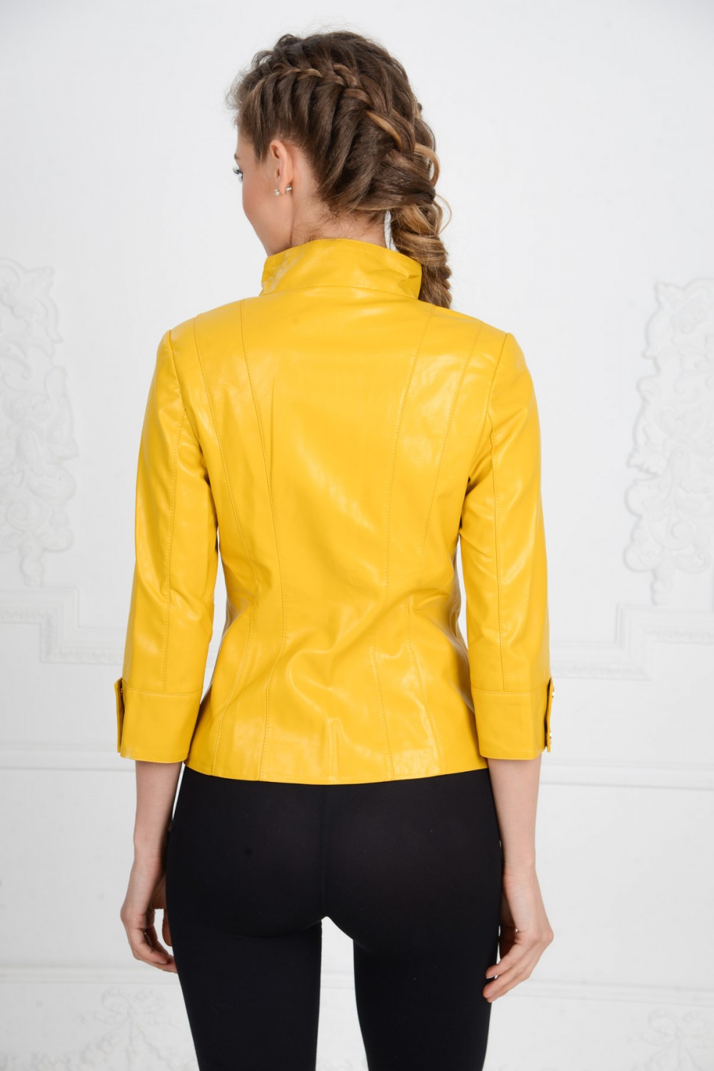 Жёлтая весенняя куртка