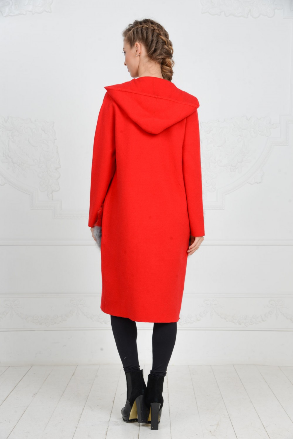 Красное пальто с меховыми карманами