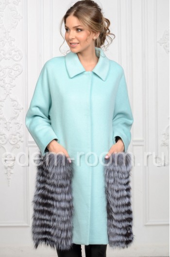 Женское пальто с меховыми карманами