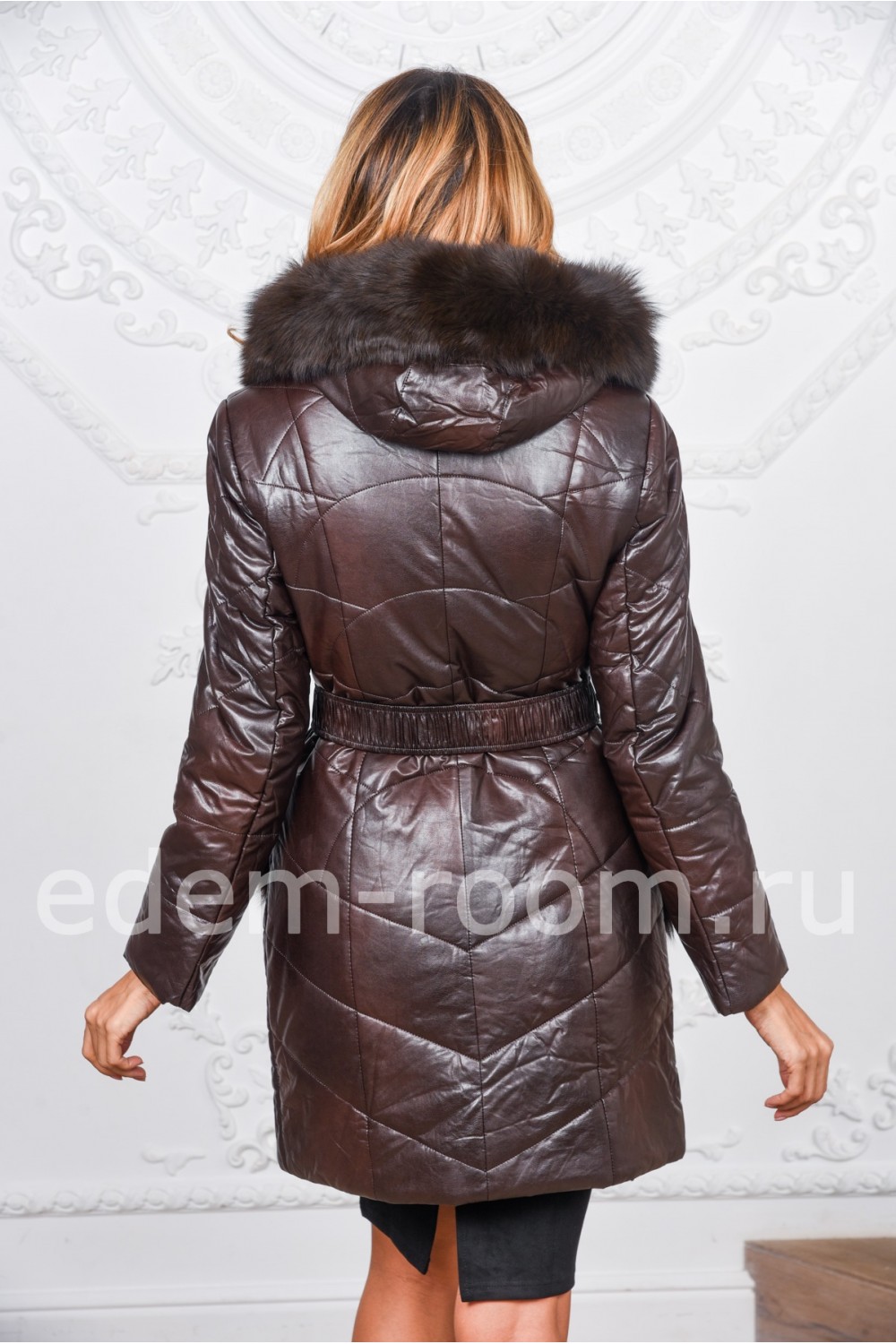 Коричневое пальто из экокожи