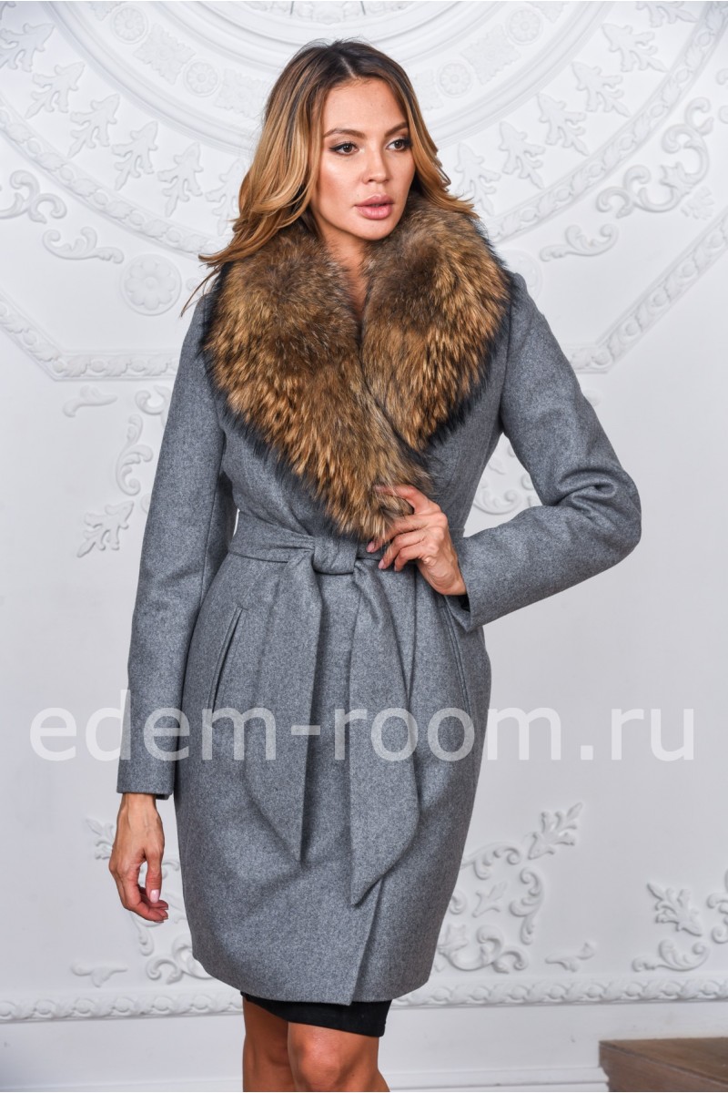 Женское пальто с мехом енота