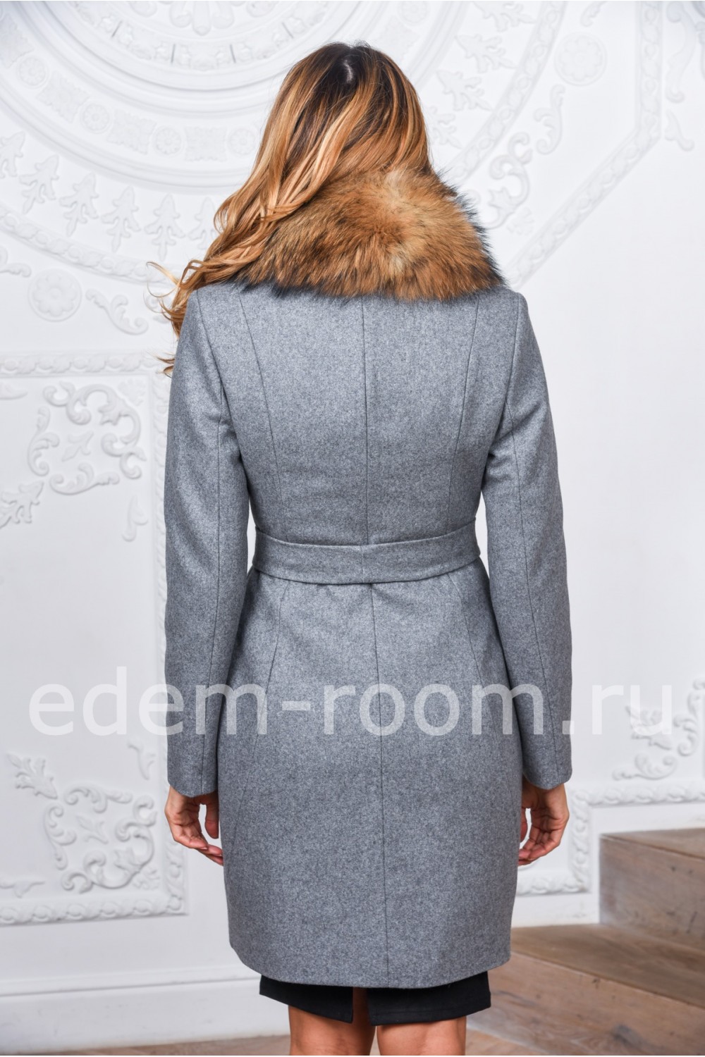Женское пальто с мехом енота