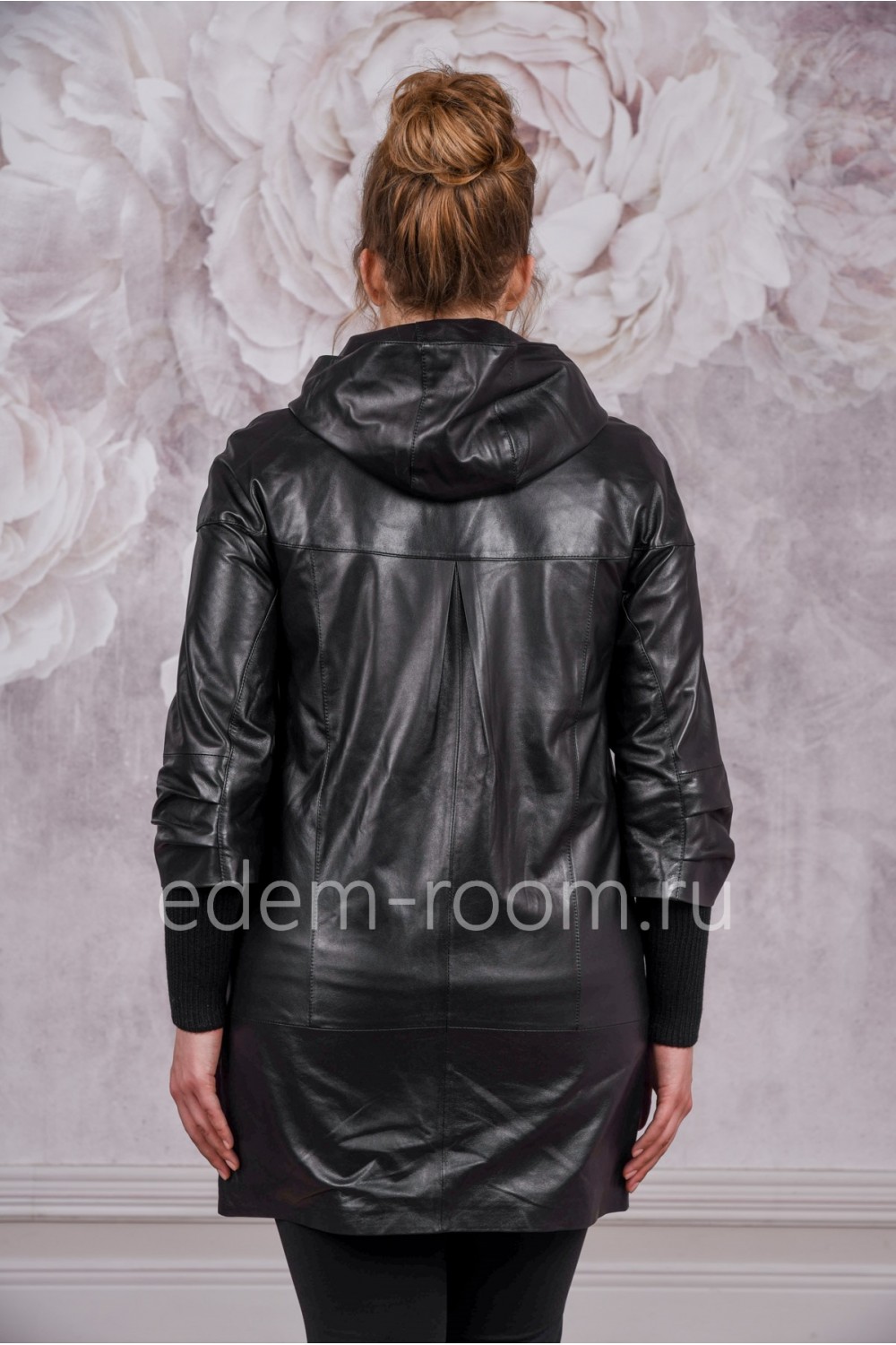 Удлиненная кожаная куртка черного цвета