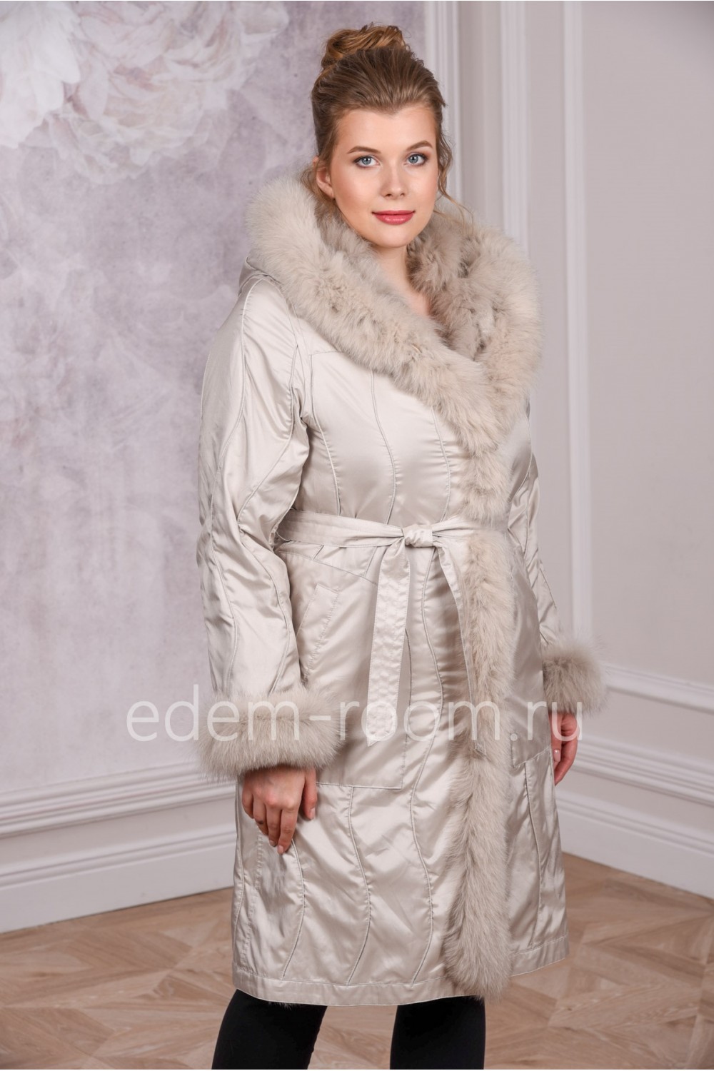 Женское пальто в росшив из лисы