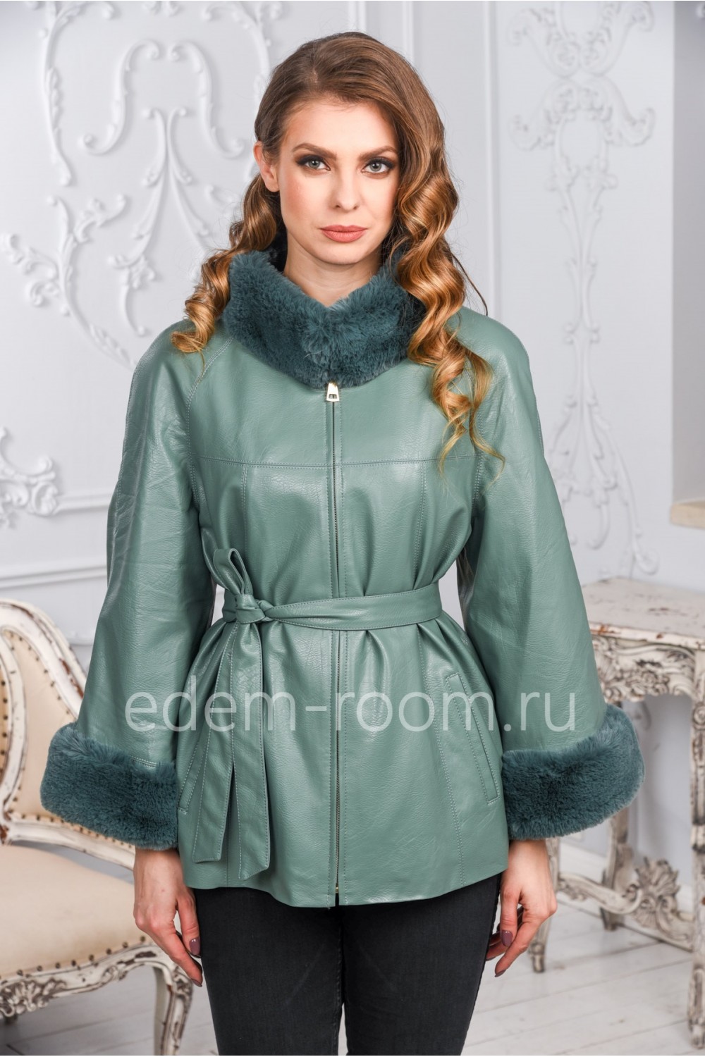 Утеплённая куртка эко-куртки украшенная мехом кролика