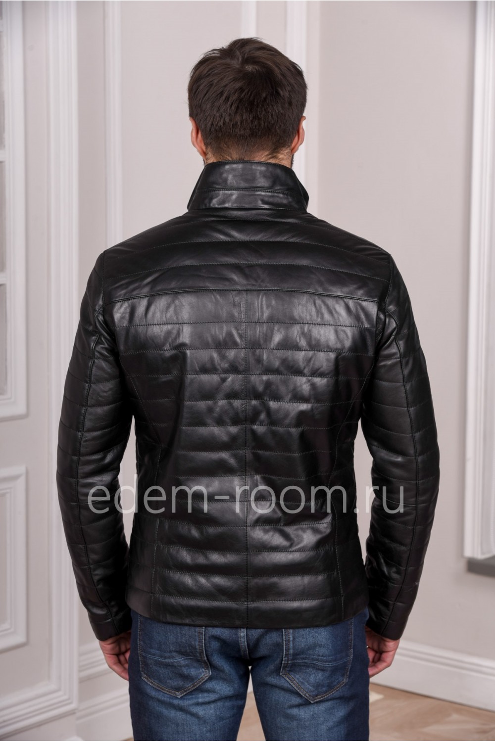 Мужская кожаная черная куртка на молнии