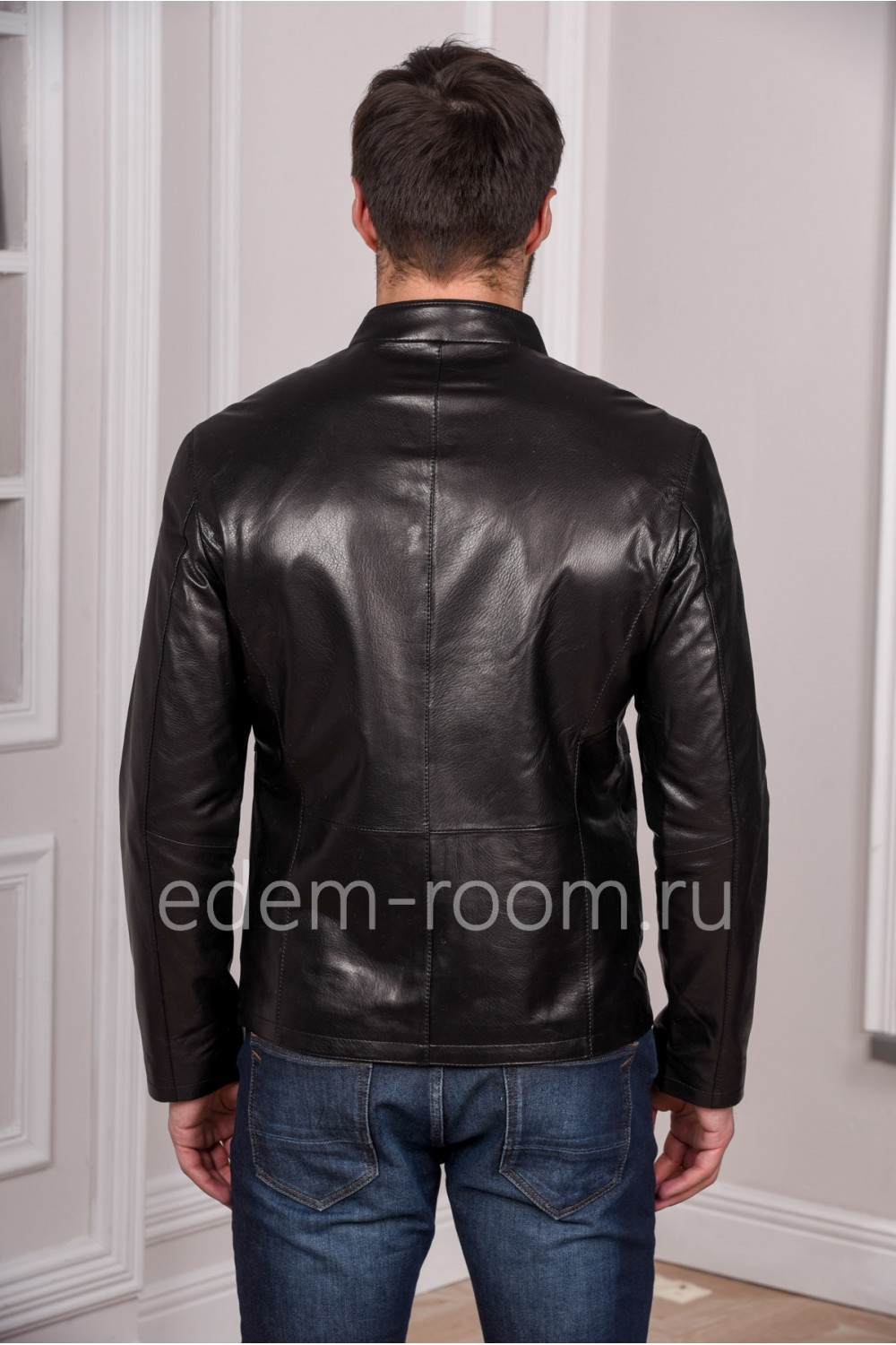 Кожаная куртка черного цвета