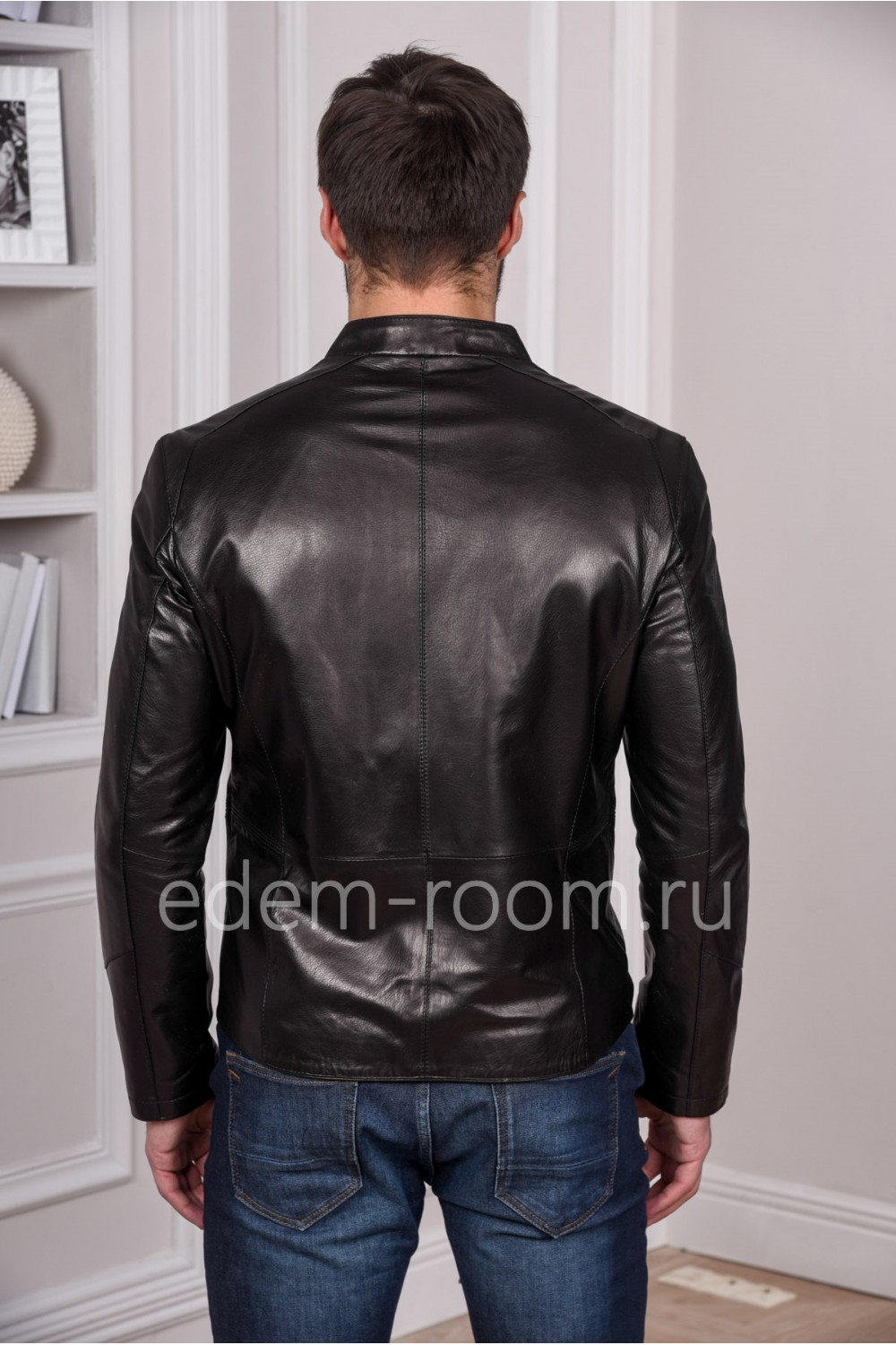 Черная стильная куртка кожаная для мужчин молодежная