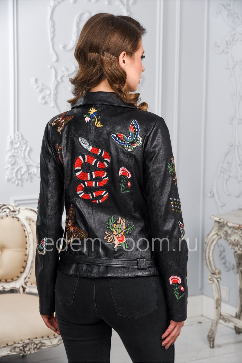 Женская кожаная куртка черного цвета с вышивкой
