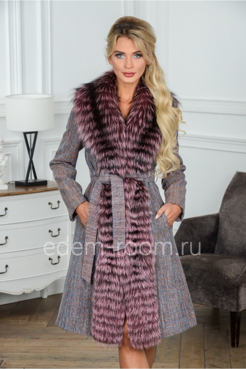Модное пальто отороченное мехом лисы