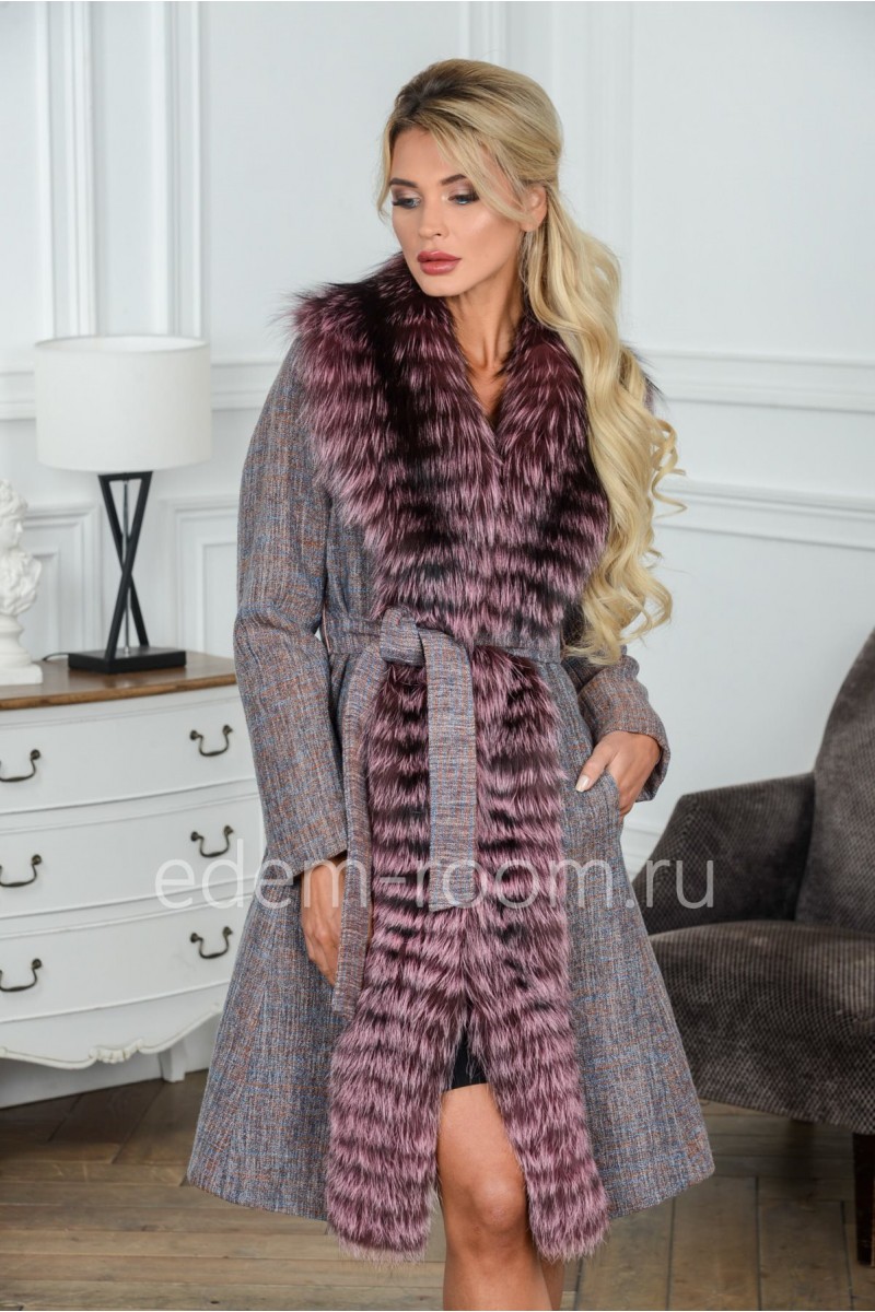 Модное пальто отороченное мехом лисы