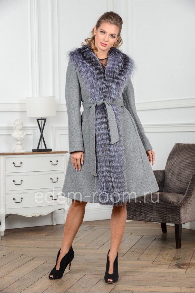 Серое пальто с мехом чернобурой лисы
