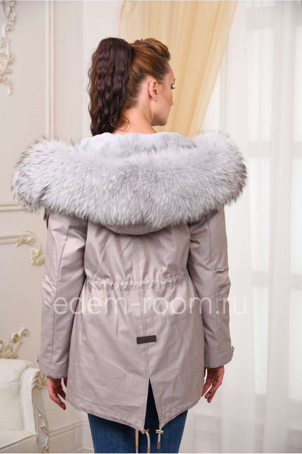 Современная куртка-парка с мехом енота