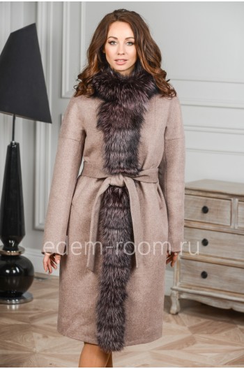 Теплое пальто с мехом лисы