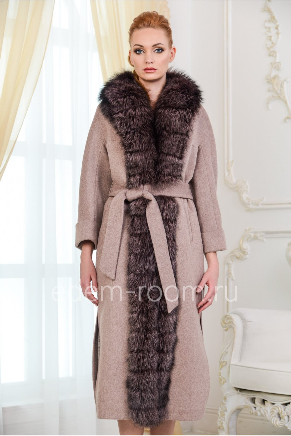 Удлинённое пальто с мехом чернобурки
