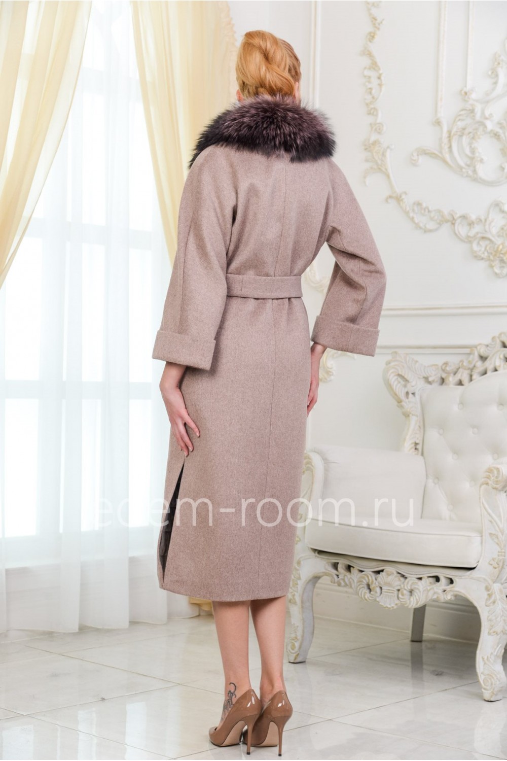 Удлинённое пальто с мехом чернобурки
