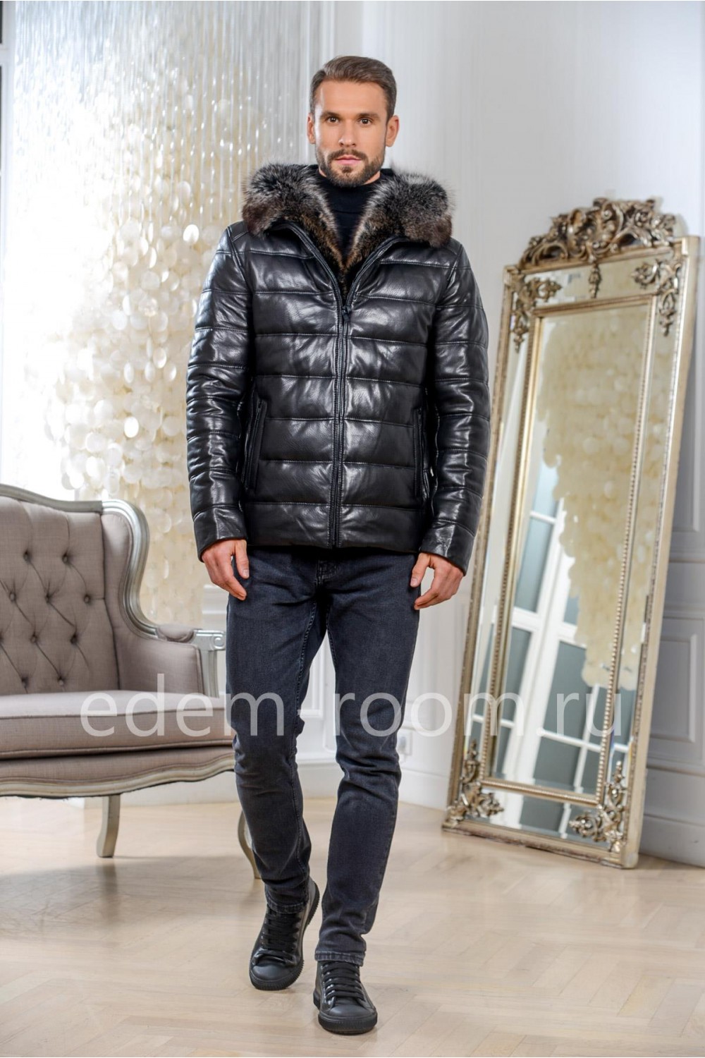 Зимняя кожаная куртка с меховым капюшоном
