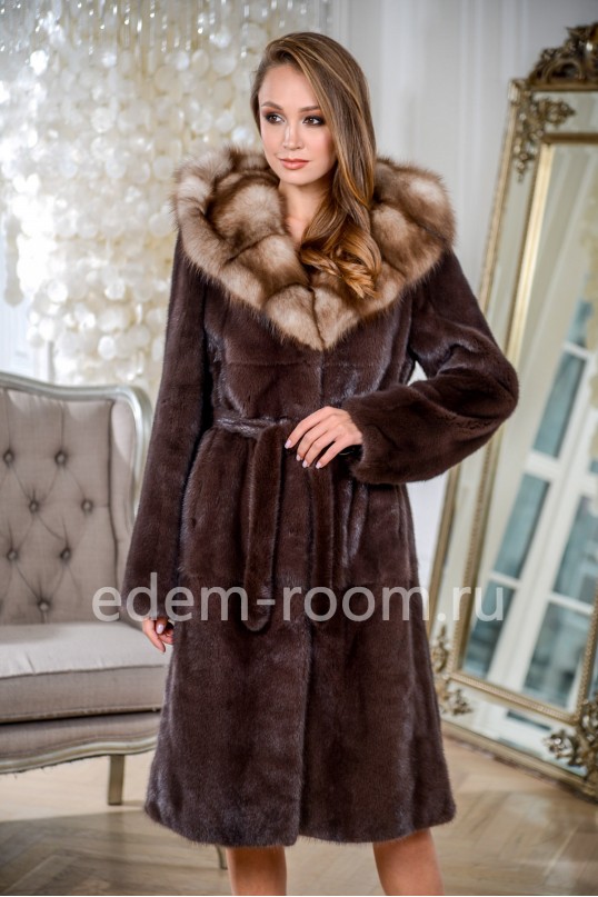 Шуба норки с меховым капюшоном из куницы